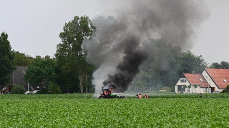 De tractor vatte even na drie uur maandagmiddag vlam Foto Richard Degenhart ProNews