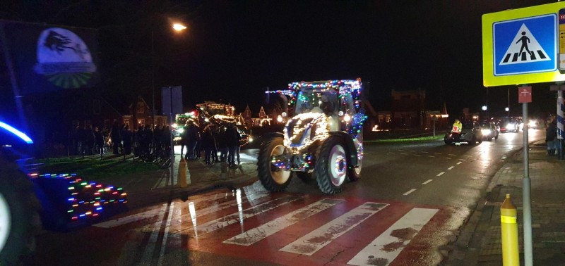 Kerstroute verlichte trekkers