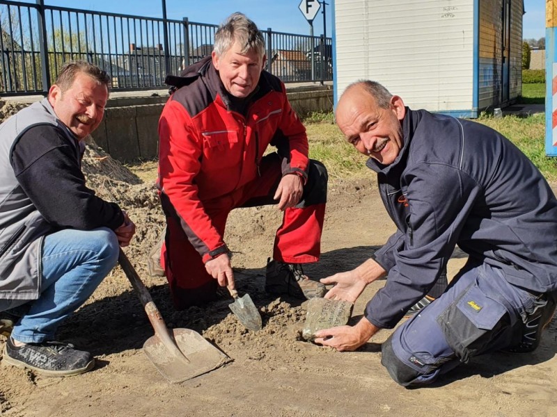Alfred, Geert en Werner bij de symbolische '1ste steen' legging om het terrein te upgraden. 