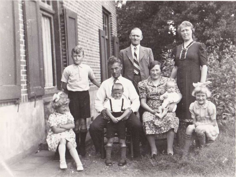 Het gezin Mijnheer met op de achtergrond een oom en tante. 