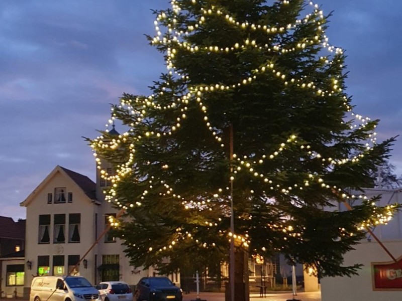 Kerstboom op het Johan van Veenplein (St. Dorpsbelangen / ondernemers / vrijwilligers) 