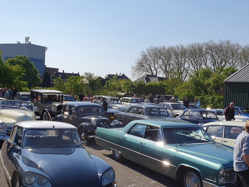 Oldtimers verzamelen zich achter de Notenkraker. 