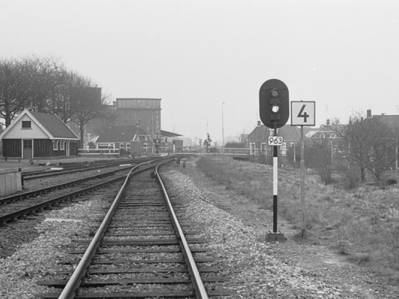 NS station met zicht op werkschuur. Jaartal onbekend. 