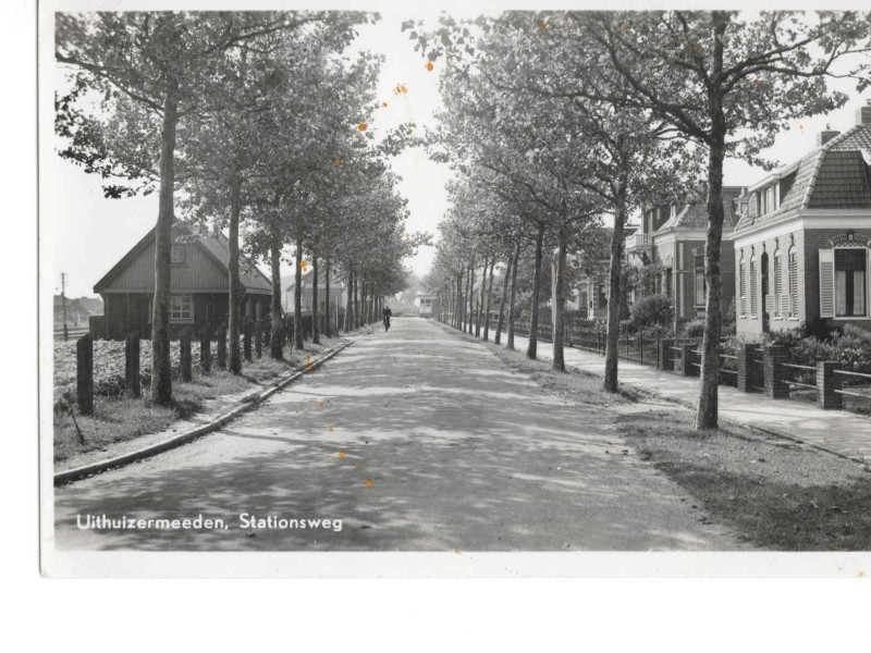 Stationstraat met NS werkschuur in 'vroegere tijden'.  