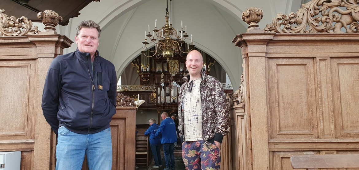 Oud meijster Ite Wieringa en bewoner Gijs van Thijn van de Enne Jans Heerd op het koor van de Mariakerk.  